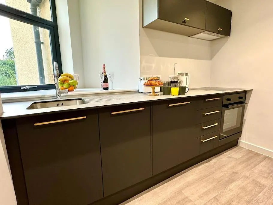 Apartment Chic 3Br Bournemouth Apt - Near Beach & Shops!