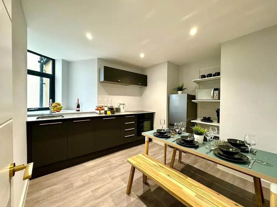 Chic 3Br Bournemouth Apt - Near Beach & Shops! 0*,  United Kingdom